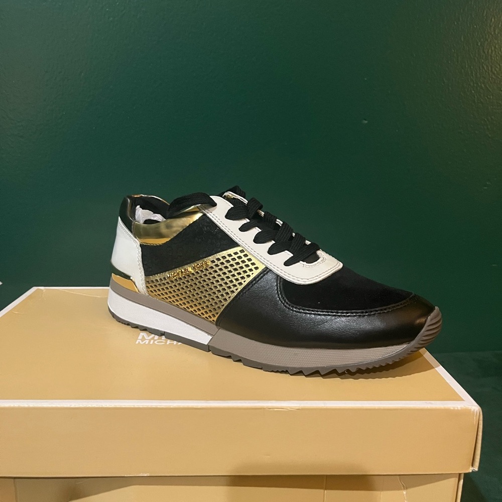 Brand new never worn Micheal Kors sneakers. Very cute and stylish!
